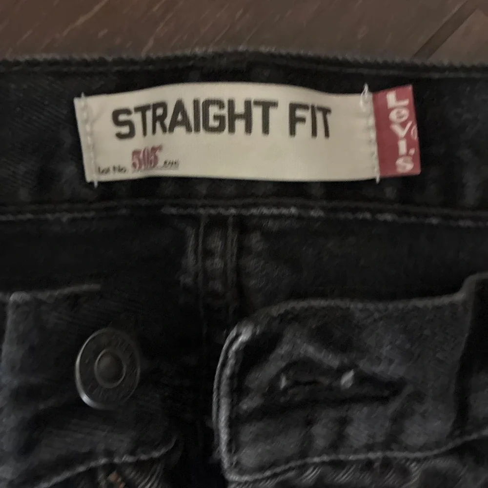 Preowned 2011 Black Levi's 505 straight fit denim jeans. 36